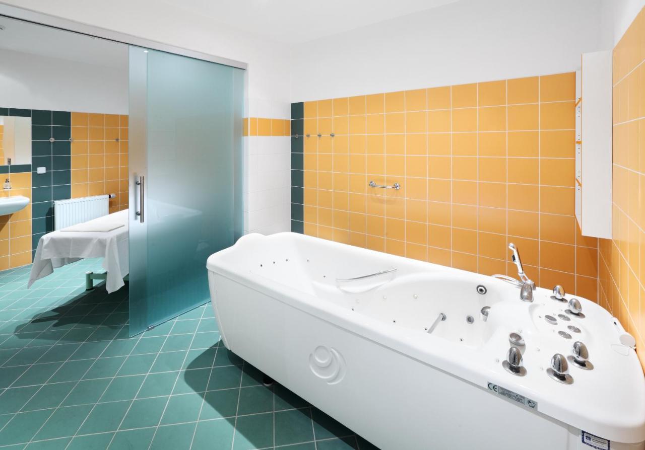 Wellness Hotel Iris Pavlov Ngoại thất bức ảnh