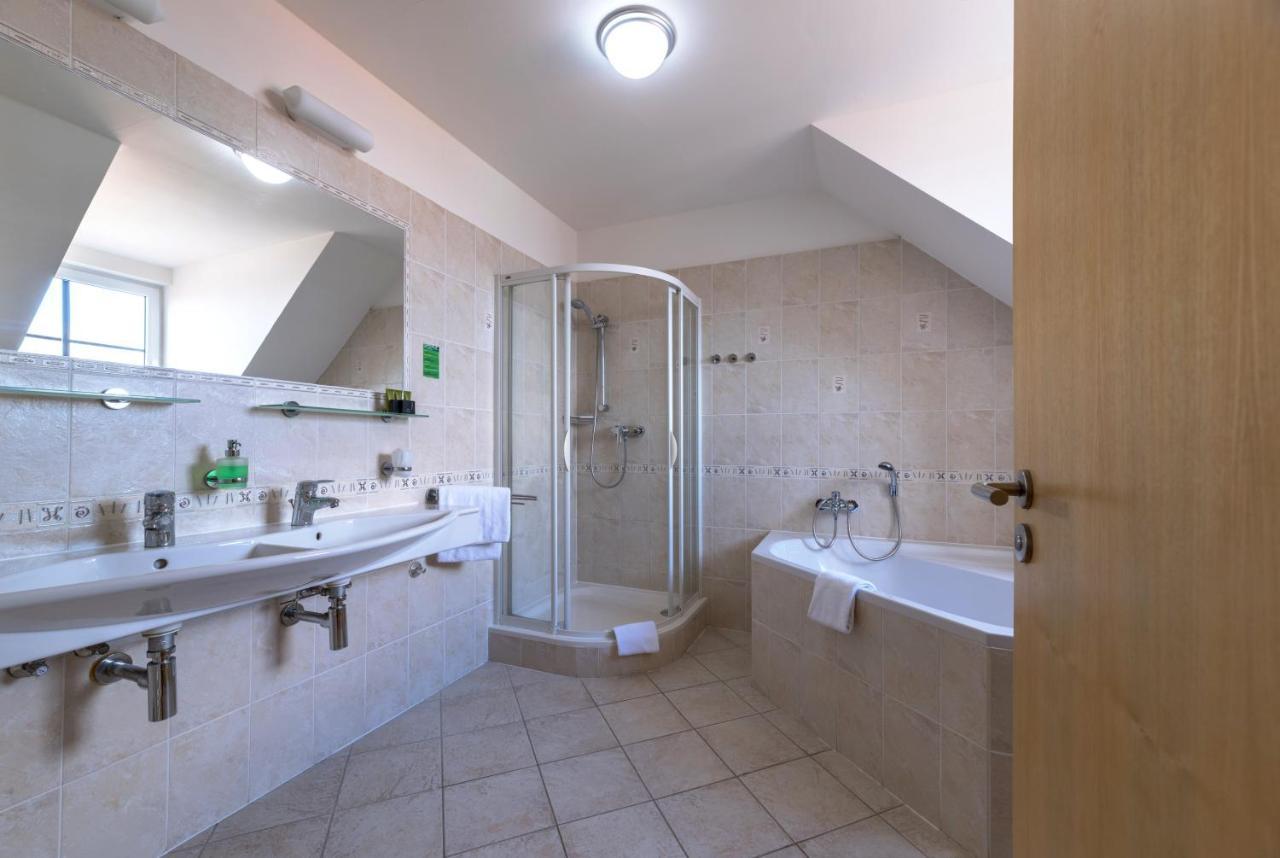 Wellness Hotel Iris Pavlov Ngoại thất bức ảnh