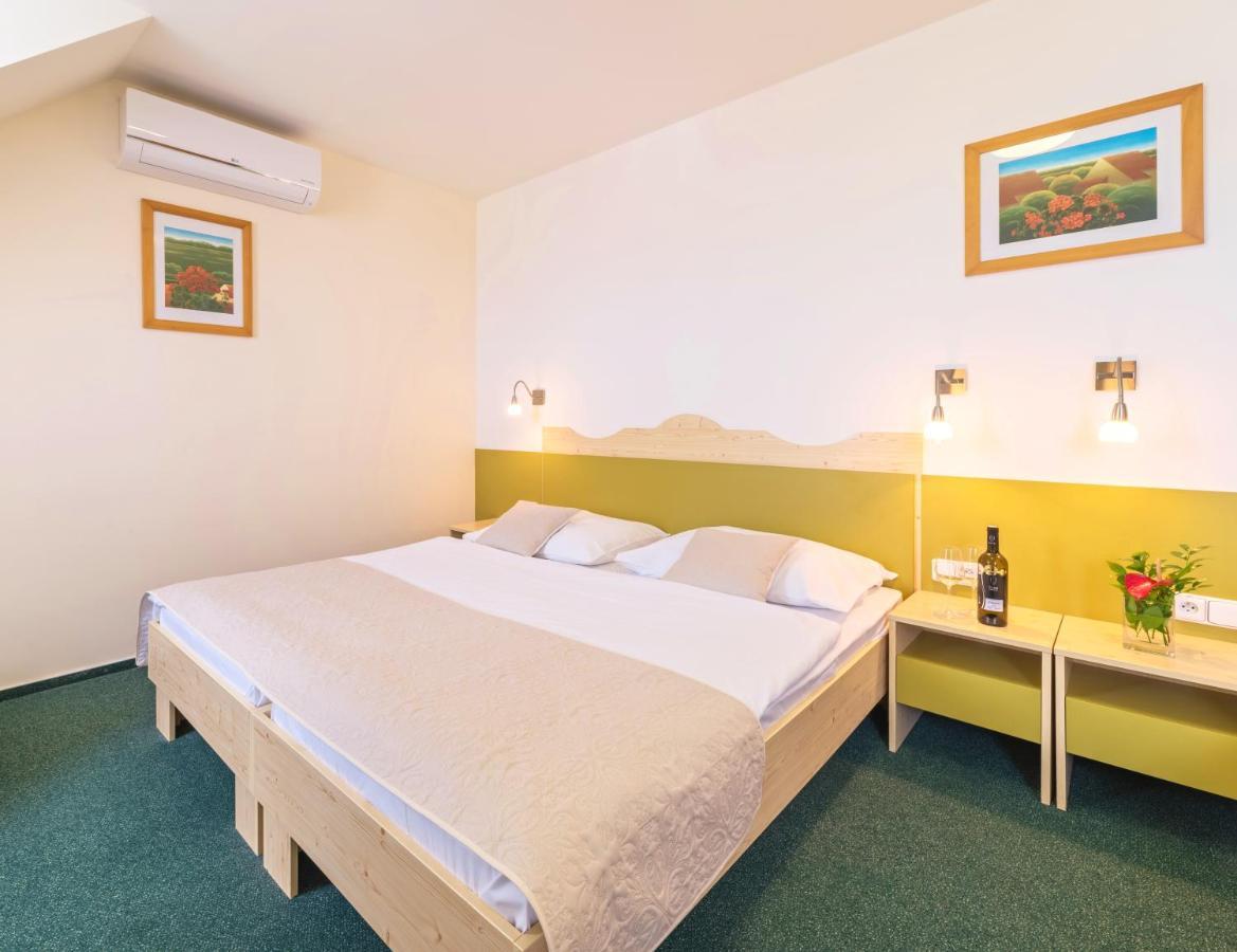 Wellness Hotel Iris Pavlov Ngoại thất bức ảnh