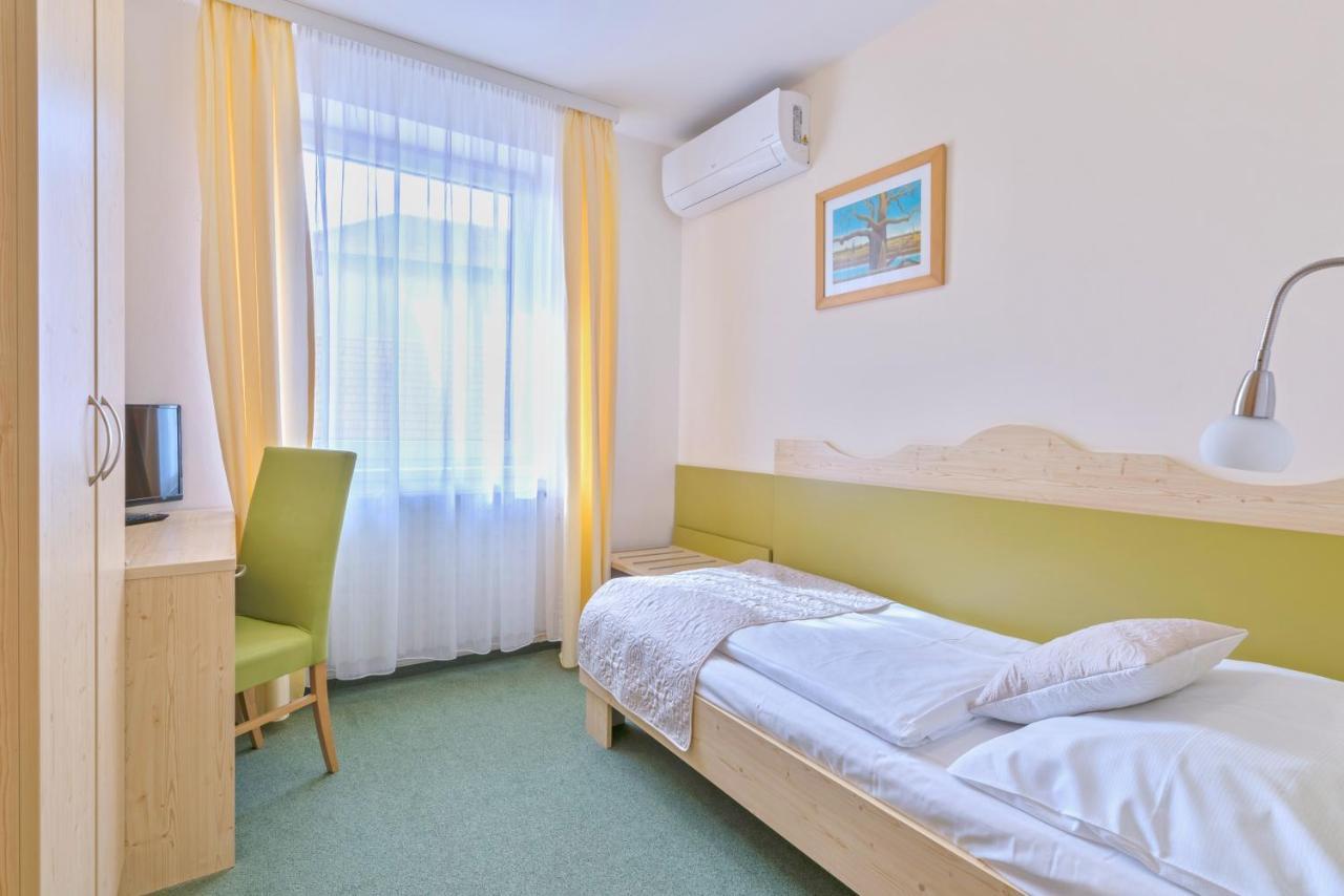Wellness Hotel Iris Pavlov Ngoại thất bức ảnh