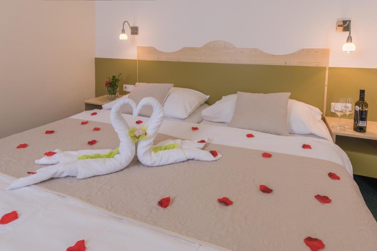 Wellness Hotel Iris Pavlov Ngoại thất bức ảnh